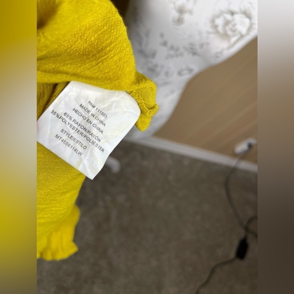 Lily White Womens Yellow Short Sleeve Blouse Top Cropped Size Small - Picture 3 of 3